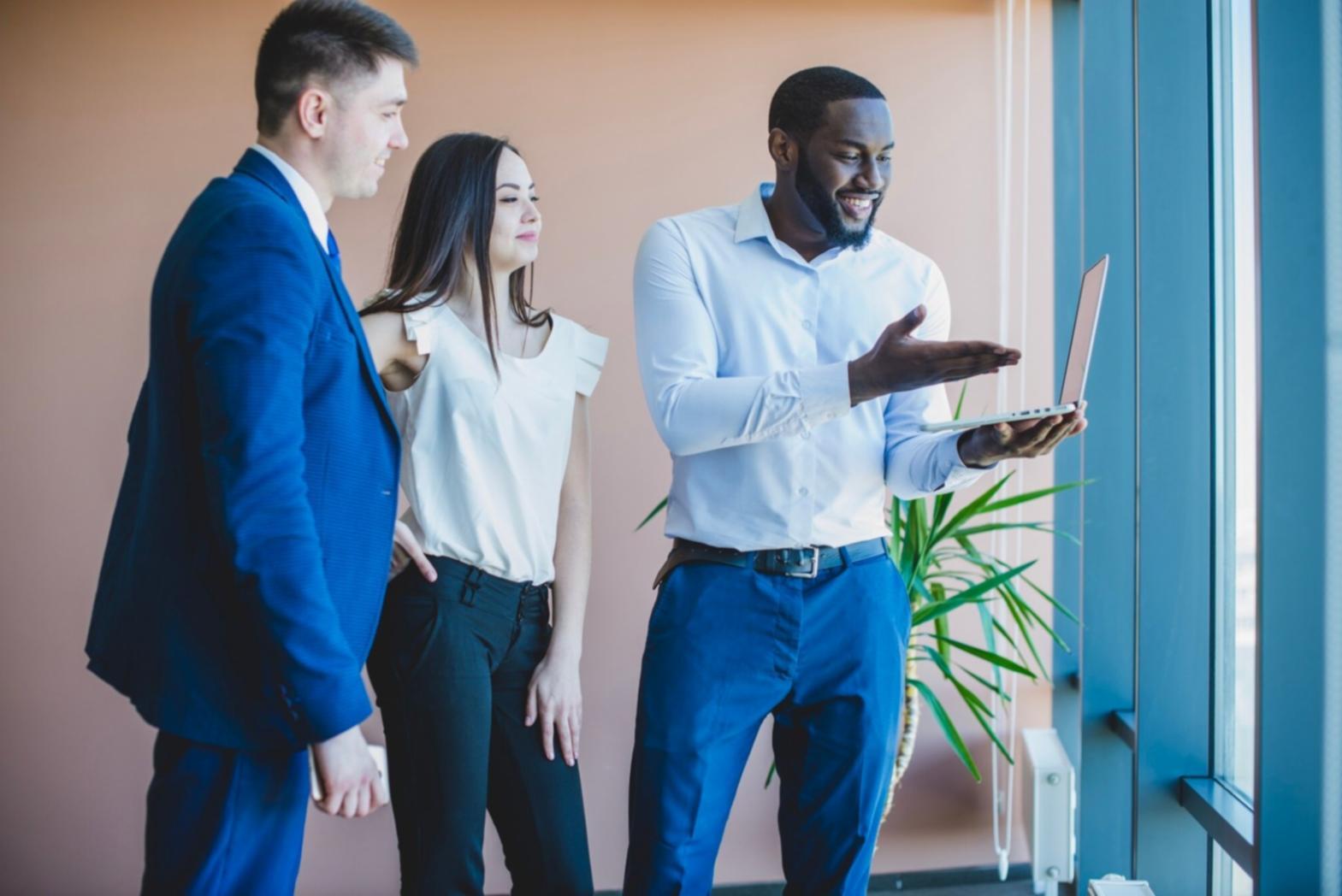 Робочий простір команди Elitlex Academy з сучасними технологіями для навчання